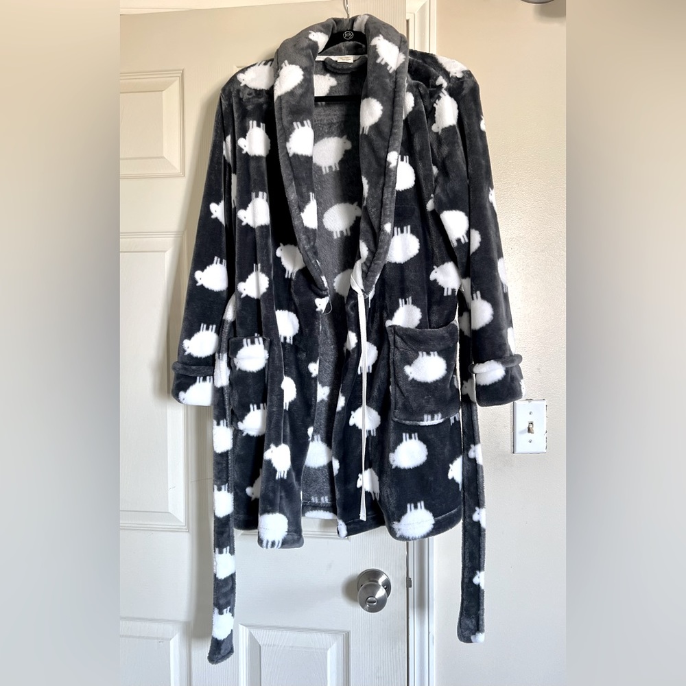 Sonoma soft & fluffy sheep robe. Grey and white, size small.